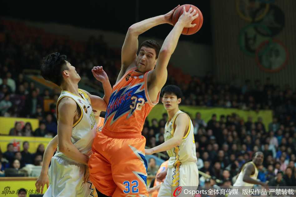 弗雷戴特在三人包夹下强行起跳，眼神坚毅，仿佛整个球场都在他的掌控之中