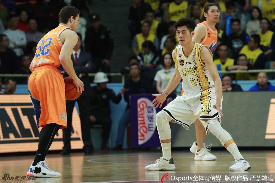 福特森在高速运球突破中急停变向，防守球员被他远远甩在身后，尽显灵动本色