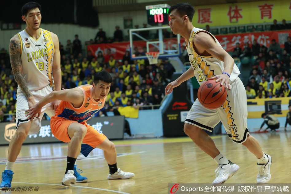 富兰克林在快攻中单臂擎天，以雷霆万钧之势完成大力扣篮，篮筐仿佛都在颤抖