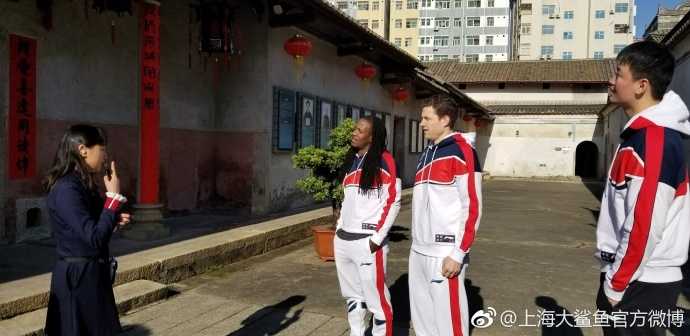 弗雷戴特与福特森顾全畅游深圳 体验中国文化赞不绝口 世界之窗景区内,埃菲尔铁塔微缩景观与鲜花绿植相映成趣,游客络绎不绝。