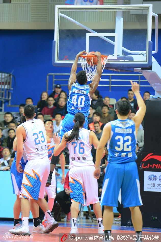 弗雷戴特面对防守从容出手，篮球在空中划出一道美妙弧线，这一夜他的手感热得发烫，仿佛要将整个球馆点燃。