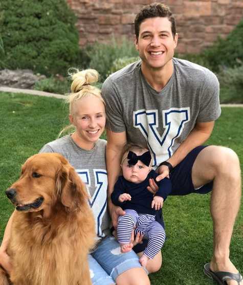 弗雷戴特温柔地注视着怀中的女儿，画面定格在这一温馨瞬间，展现出父亲深沉而内敛的爱