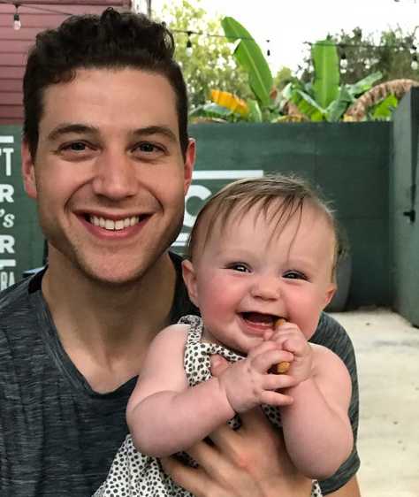 一家三口温馨入镜，弗雷戴特与妻子共同亲吻着可爱的女儿，画面洋溢着满满的幸福感与甜蜜的氛围