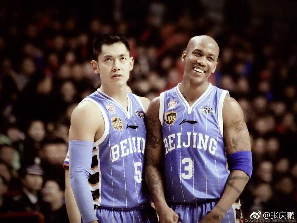 身披北京队战袍的马布里在退役之夜深情拥抱好友张庆鹏，两人眼中满是不舍与对往昔峥嵘岁月的回忆