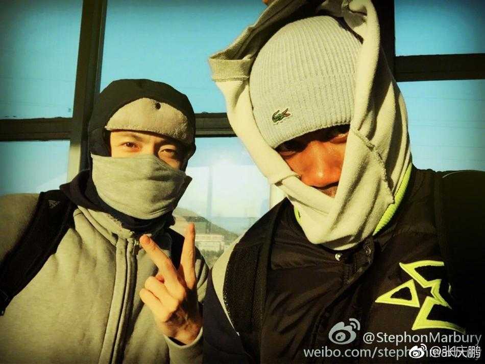 训练场上，马布里手把手指导张庆鹏传切跑位的细节，作为老将的马布里毫无保留地分享经验，体现了篮球精神的传承