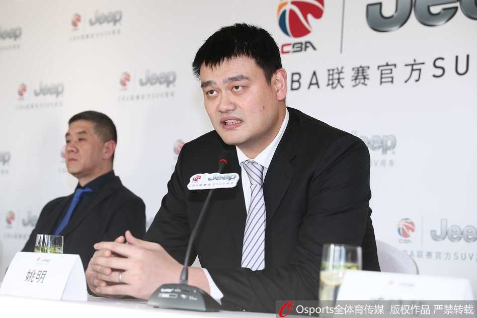 强强联手开启全新征程 姚明助阵Jeep与CBA携手前行 发布会现场座无虚席,媒体记者们纷纷举起相机,闪光灯此起彼伏,记录下中国篮球商业化进程中的这一重要瞬间。