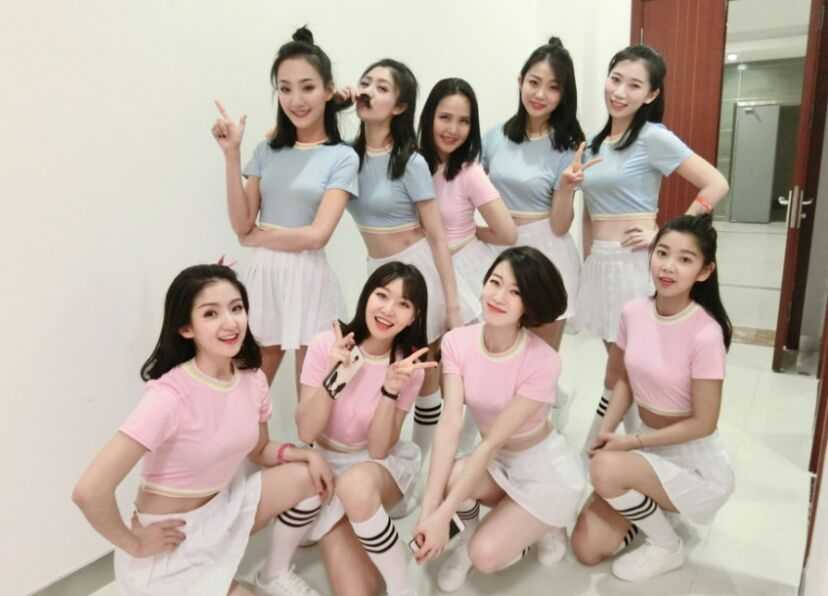 扎着双麻花辫的空姐篮球宝贝手持彩球，眼神俏皮地看向镜头，运动风的装扮让她看起来既清纯又充满力量感。