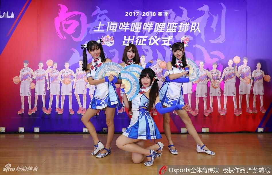 一位可爱的女球迷头戴“小电视”头套，手持为弗雷戴特制作的“SSR寂寞大神”应援牌，脸上洋溢着灿烂的笑容，她是二次元与篮球跨界结合的最佳代言人。