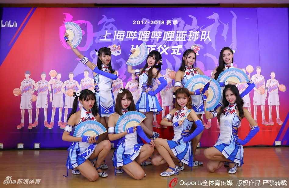 新援罗汉琛在舞台中央展示自己的书法作品“上海哔哩哔哩”，身旁的队友们纷纷鼓掌喝彩，中国风与二次元在这一刻奇妙交融。