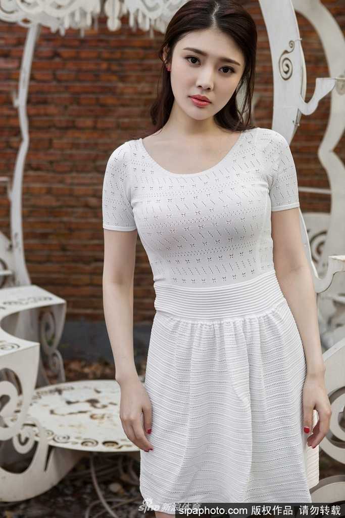 徐冬冬白裙摇曳:从“大嫂”到“网大一姐”的性感蜕变与倔强征途 徐冬冬单手轻抚秀发,白裙的蕾丝领口点缀着精致的脖颈线条,素雅的妆容衬托出她光洁的皮肤,回眸一笑间尽显东方女性的温婉大气。