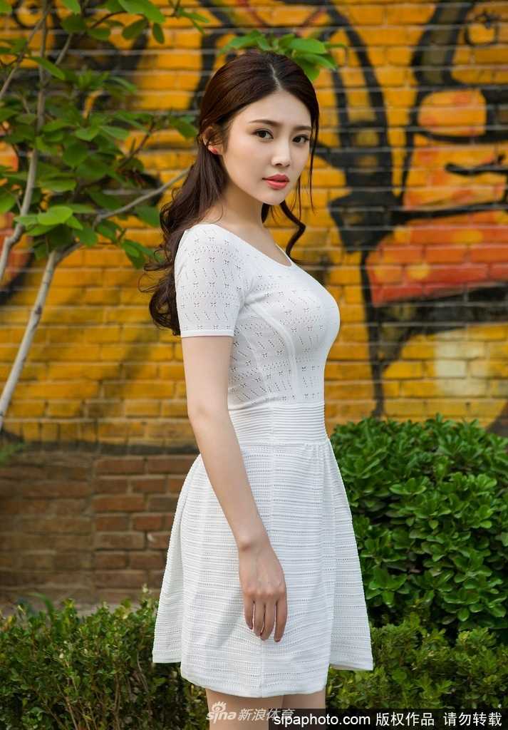 徐冬冬白裙摇曳:从“大嫂”到“网大一姐”的性感蜕变与倔强征途 徐冬冬身着一袭丝缎白裙侧身回眸,裙摆轻拂地面,眼神中既有少女的清澈又藏着御姐的深邃,宛如月光织就的梦境。