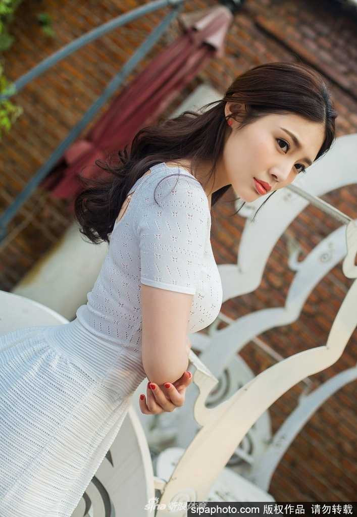 徐冬冬白裙摇曳:从“大嫂”到“网大一姐”的性感蜕变与倔强征途 徐冬冬手持白玉兰在胸前,白裙与白玉兰相映成趣,她对着镜头露出浅淡而真挚的微笑,画面定格在最美好的瞬间,诠释了何为“人比花娇”。