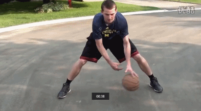 行进间的背后运球衔接胯下，欧文如同球场上的精灵，篮球在他的前后左右飞速弹跳，对手的防线在他眼中形同虚设。