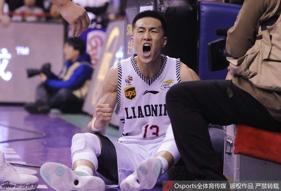 郭艾伦在命中关键球后青筋暴起，双手握拳仰天长啸，整个球馆都为之震颤