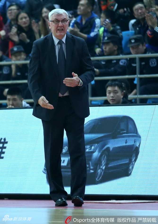 尤纳斯情绪激动地走向场边，他双手摊开，脸上写满了难以置信和委屈，似乎在质问裁判为何对场上明显的犯规动作视而不见。