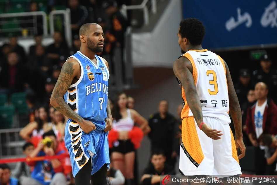 冲突核心方硕被裁判和队友用力拦在身后，他伸手试图解释什么，而远处詹宁斯在人群包围中依旧不依不饶，眼神中充满愤怒。