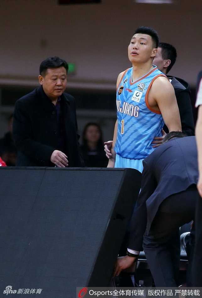 裁判双手交叉做出夺权手势眼神坚定，面对球员的怒火依然维护规则尊严，这一手势成为当晚最冰冷的判决