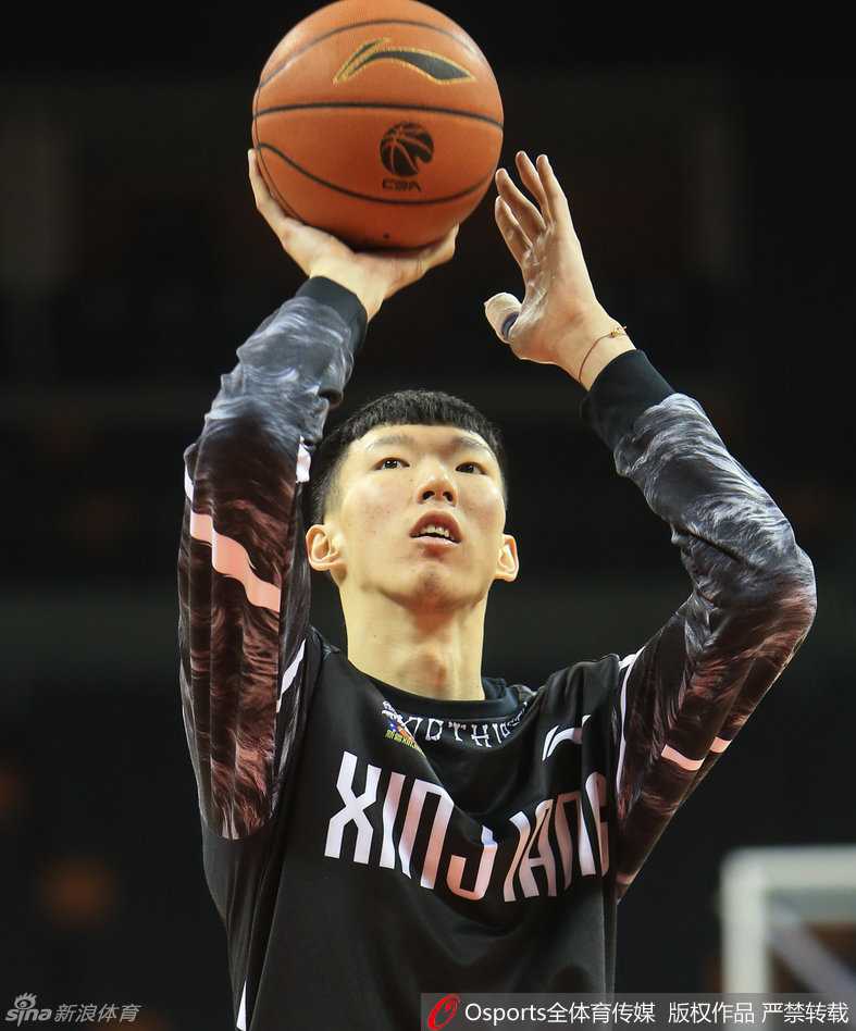 训练场另一端，罗旭东在默默练习投篮，阿不都沙拉木和可兰白克·马坎表情轻松地交谈，新疆队内气氛融洽