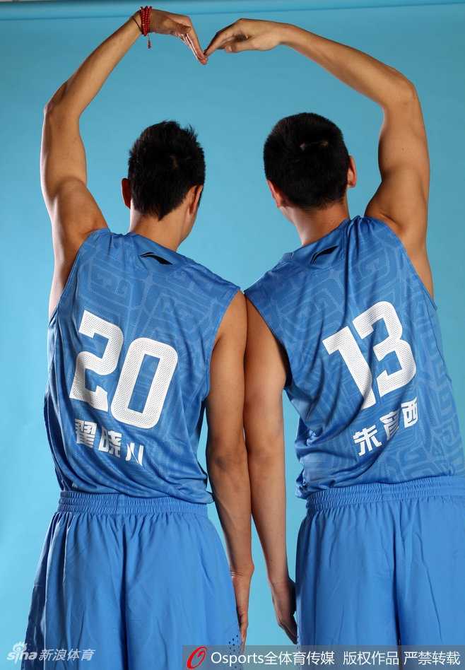 情人節不只是男女專屬,男男「虐狗」同樣甜到膩歪 其中一位男生俏皮地輕咬著另一位的衣領,而被咬的男生則露出既無奈又寵溺的微笑,這個充滿趣味和挑逗的小動作,將情侶間的親暱感展現得淋漓盡致。