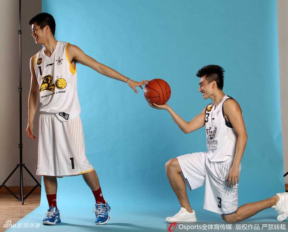 情人節不只是男女專屬,男男「虐狗」同樣甜到膩歪 在溫暖的逆光中,兩人深情擁吻,身體的輪廓被鑲上一層柔和的金邊,這個畫面充滿了電影感,定格了他們愛情中最神聖而浪漫的一刻。