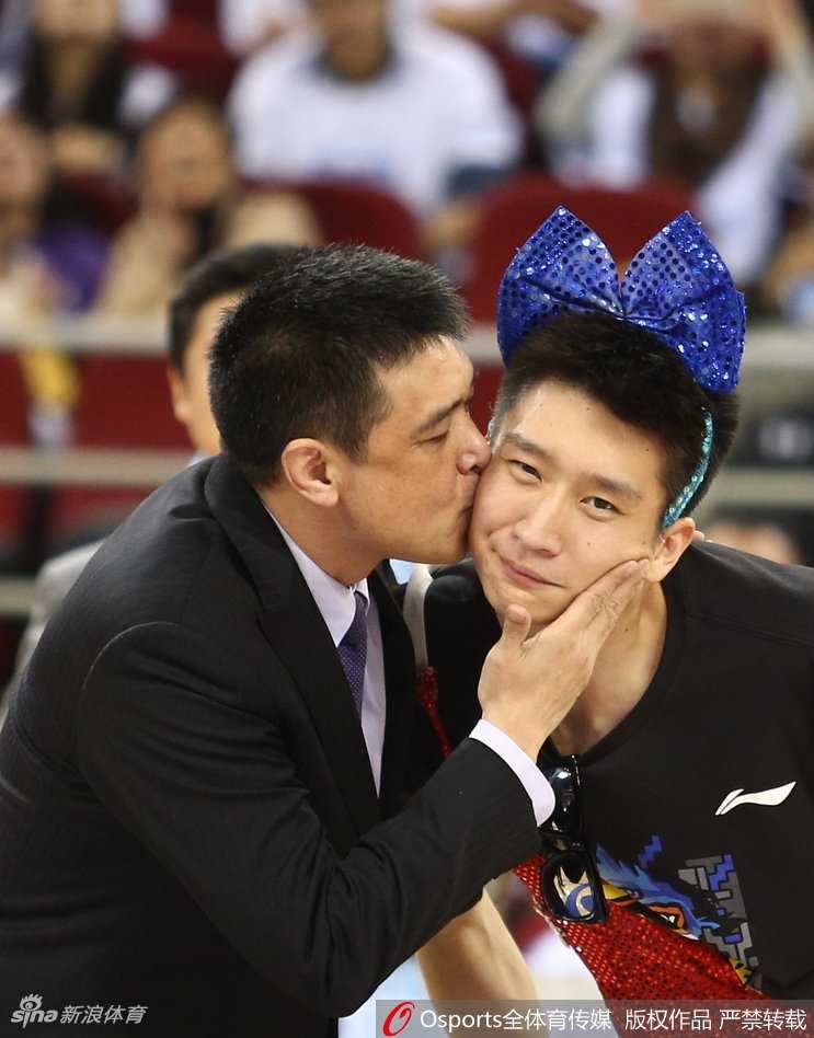 情人節不只是男女專屬,男男「虐狗」同樣甜到膩歪 兩人身穿簡約白色上衣,在灑滿陽光的室內親密地額頭相貼,眼神溫柔地凝視彼此,畫面靜謐而美好,彷彿世界只剩下他們兩個人。