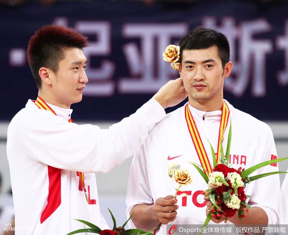 情人節不只是男女專屬,男男「虐狗」同樣甜到膩歪 兩人站在戶外,其中一人溫柔地為另一人整理被風吹亂的頭髮,眼神專注而細膩,這個充滿呵護感的動作,勝過千言萬語的甜言蜜語。