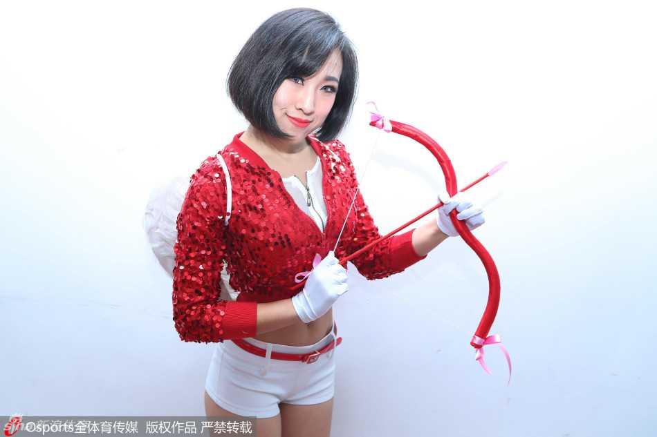 靓丽的肯帝亚篮球宝贝在主场热舞，手持丘比特之箭摆出一箭穿心的造型