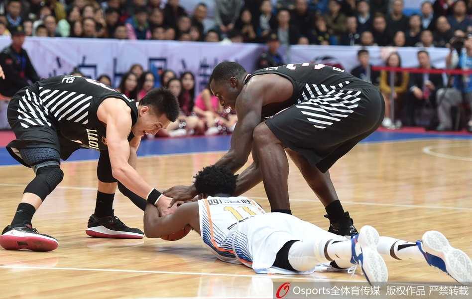 外援与队友击掌相庆，这一刻无需言语，眼神中的信任与默契已足以点燃全场，团队篮球的魅力尽显。