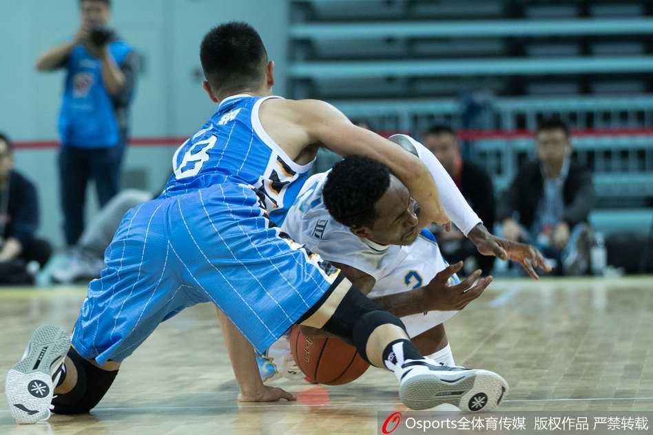 光影交错间，飞身上篮的矫健身影如同划过赛场的流星，点燃了首轮战的第一个火花。