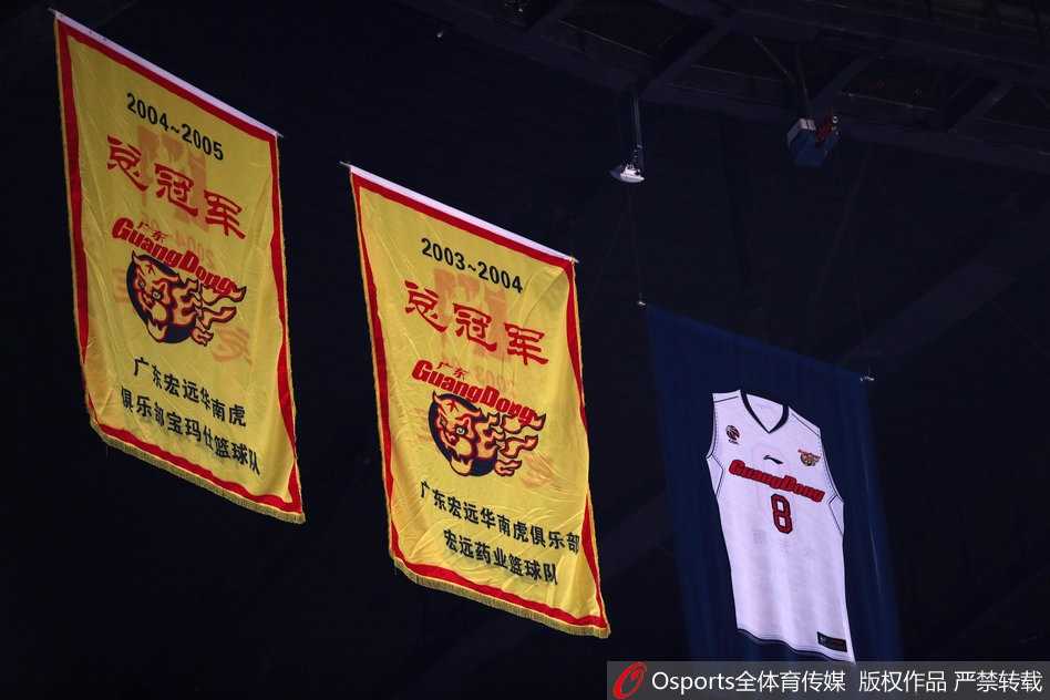 球场灯光如昼，球员们在万人瞩目下全力追防，那飞洒的汗水折射出的是职业赛场最动人的光芒。