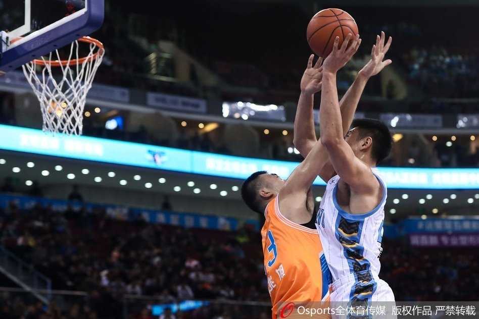 广东队发动闪电反击，白衣球员如离弦之箭向前狂奔，接球瞬间眼神已锁定篮筐，整个画面充满了速度与力量的美感。