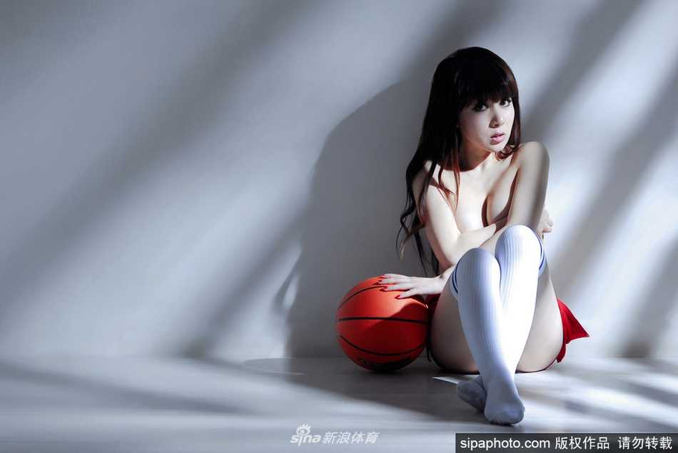 戴雪儿单手持球，面对镜头眼神坚定犀利，展现出球场上的掌控力