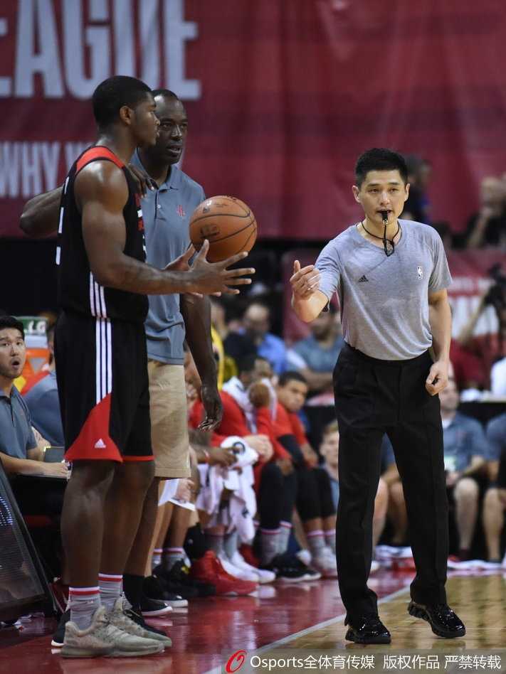 张潇在NBA夏季联赛场上认真执法，汗水浸透衣衫