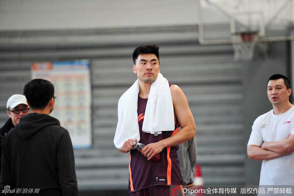 训练馆的地板上映射出李晓旭孤独的影子，汗水滴落在地板上，折射出他为了回归赛场付出的艰辛努力。