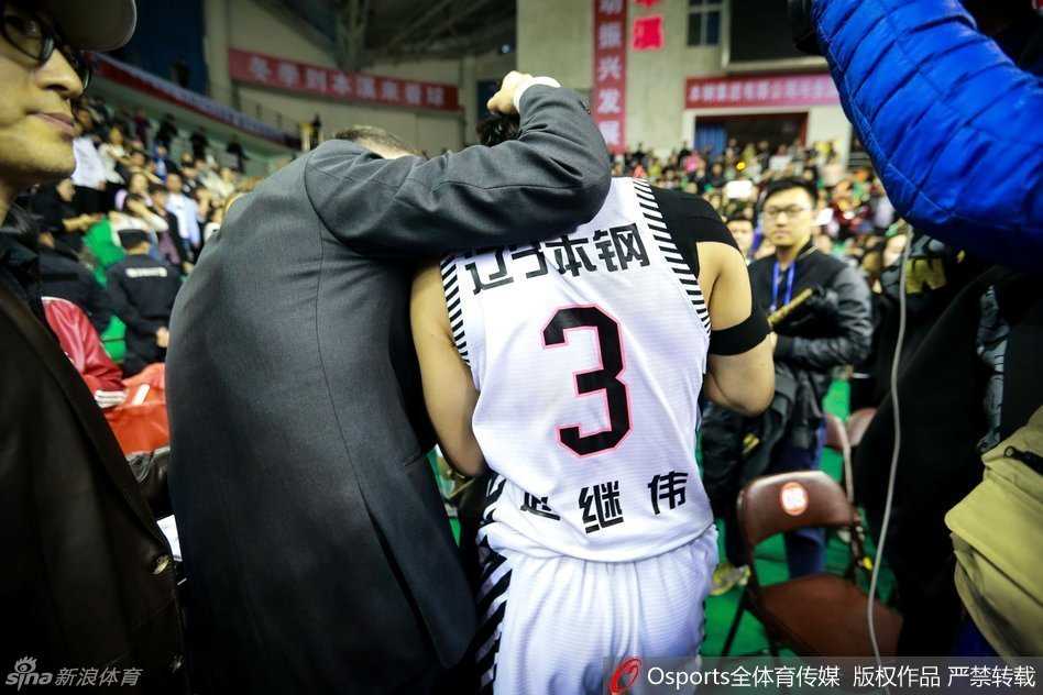 折戟红山泪满襟,辽宁盼盼来年再战 郭艾伦身着便装难掩失落,他神情凝重地望向球场,对于自己无法出战关键比赛感到深深的自责与无奈