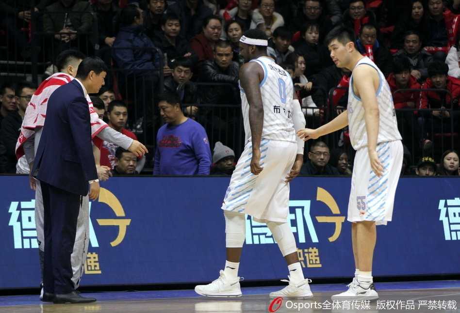 折戟红山:布拉切伤退之夜,卫冕冠军的脊梁与隐痛 队医紧急蹲在布拉切身边进行初步诊断,而布拉切双手抱头,巨大的身躯横躺在地板上,显得那样无助,周围的北京首钢球员也纷纷驻足观望。