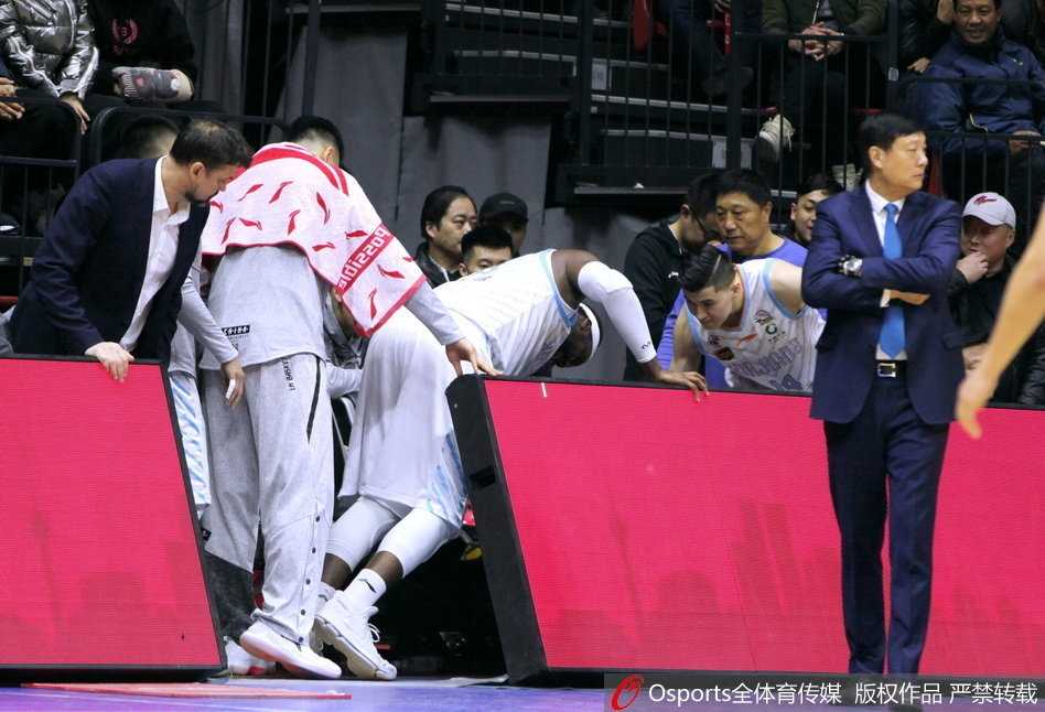 折戟红山:布拉切伤退之夜,卫冕冠军的脊梁与隐痛 终场哨响,新疆队员紧紧围住获胜功臣亚当斯庆祝这来之不易的胜利,而背景深处,北京队的翟晓川无奈地低下头,巨大的失落感写在这位带伤作战的硬汉脸上。