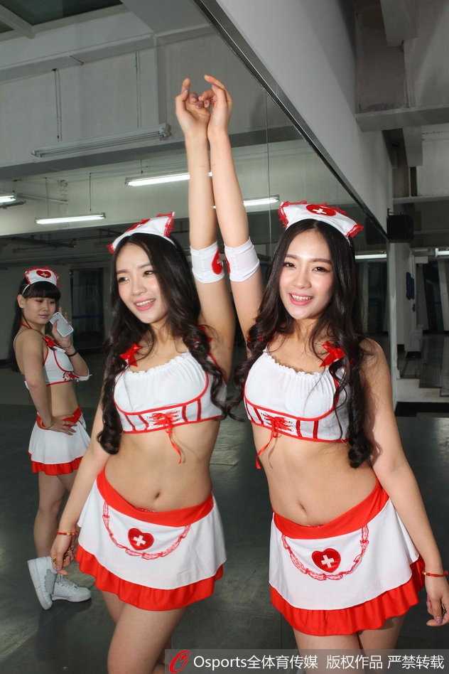 护士节特辑:当篮球宝贝换上白衣天使的制服,赛场绽放别样温情 赛场上,篮球宝贝们手拉手围成一圈,向四周的观众鞠躬致意。护士制服在灯光下显得格外洁白,她们的笑容仿佛能驱散所有的疲惫与烦恼。