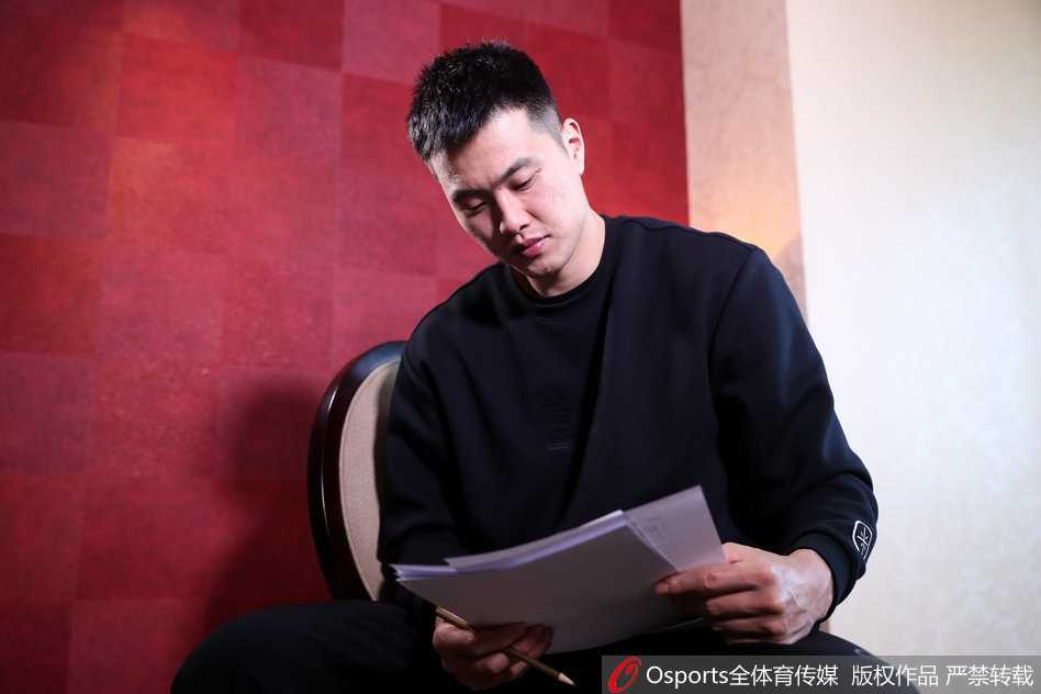 镜头捕捉到孟铎在休息区认真研读采访提纲，他眉头微蹙，手中的笔不时在纸上勾画，仿佛在攻克比赛中的最强对手，专注的神情极具感染力。