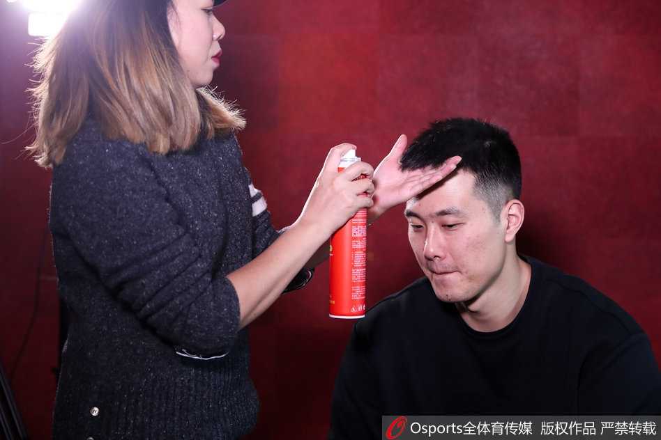 完成一段采访后，孟铎露出满意而轻松的微笑，阳光洒在他的脸上，仿佛在说“搞定”，这次客串主持的经历不仅圆满成功，更让所有人看到了他赛场外的全能魅力。