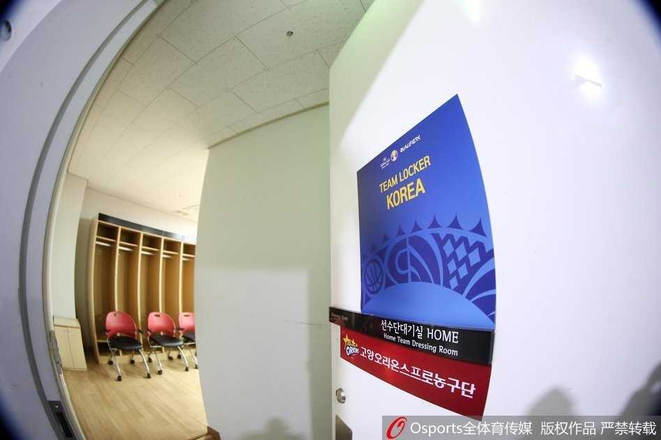 一排排红白相间的中国男篮战袍整齐悬挂，金色的号码在灯光下熠熠生辉，仿佛静待着它们的主人来书写新的传奇。