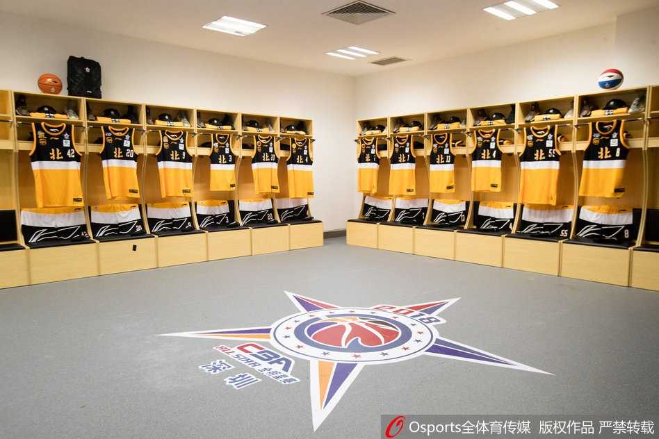 探秘全明星幕后:深圳更衣室里的荣耀与隐忧 南区更衣室内,李宁品牌的纯白战袍整齐列队,仿佛等待检阅的士兵,静候着易建联、周鹏等悍将的到来,空气中弥漫着大战前夕的肃穆。