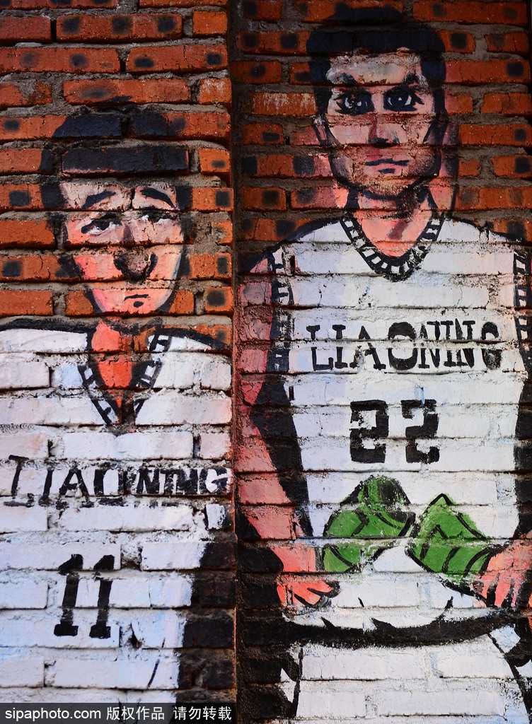 贺天举在漫画中转过身去，大秀背部纹身，夸张的艺术手法把他塑造成了球场上最不好惹的‘硬核’角色。