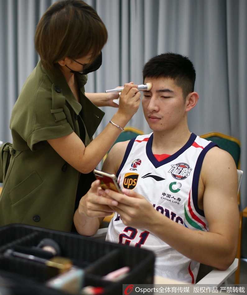 探营广州龙狮新赛季出征 镜头内外尽显岭南雄风 外援桑尼·萨卡基尼手持篮球,对着镜子露出标志性的笑容,他的眼神里闪烁着对即将开始的CBA赛季的无限憧憬。