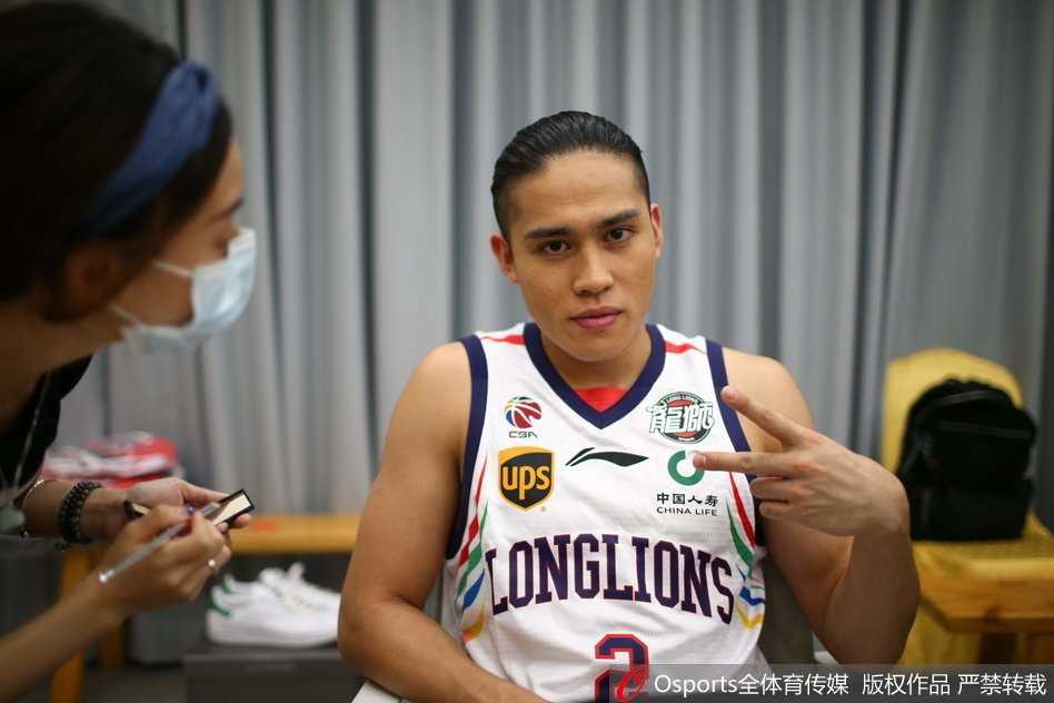 探营广州龙狮新赛季出征 镜头内外尽显岭南雄风 身穿全新战袍的范子铭在镜头前摆出酷酷的姿势,年轻的脸庞上写满了冲劲,这位内线新星期待在新赛季篮下翻江倒海。