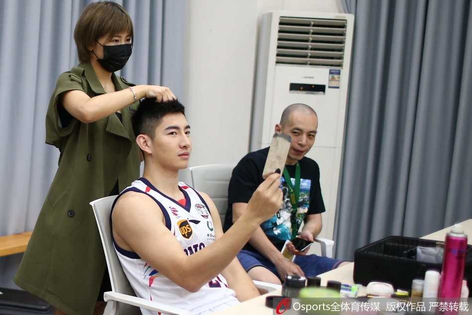 探营广州龙狮新赛季出征 镜头内外尽显岭南雄风 三外援福格、汉斯布鲁与桑尼并排而立,强烈的时尚感与压迫力扑面而来,他们将组成广州龙狮攻城拔寨最锋利的三叉戟。