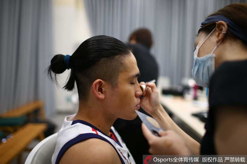 探营广州龙狮新赛季出征 镜头内外尽显岭南雄风 后卫线上的关键先生罗旭东面带微笑,轻松自如地整理着衣袖,作为一名拥有丰富季后赛经验的老将,他是这支青年军的定海神针。