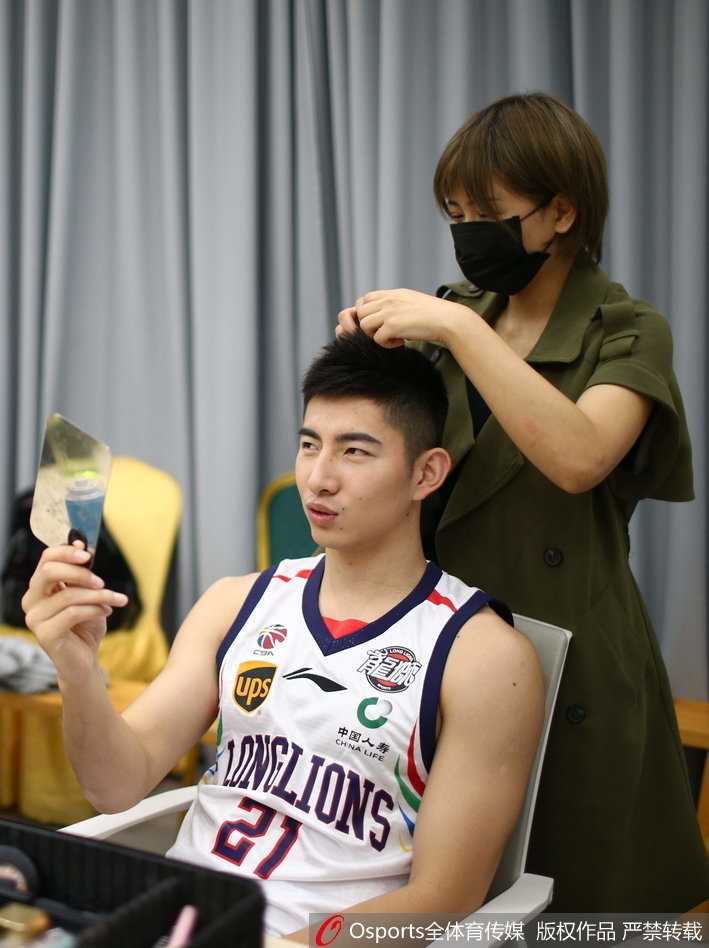 探营广州龙狮新赛季出征 镜头内外尽显岭南雄风 拍摄间隙,球员们围在一起说笑打闹,这支刚刚完成大换血的球队,在化妆间里已经培养出了亲如一家的兄弟情谊。