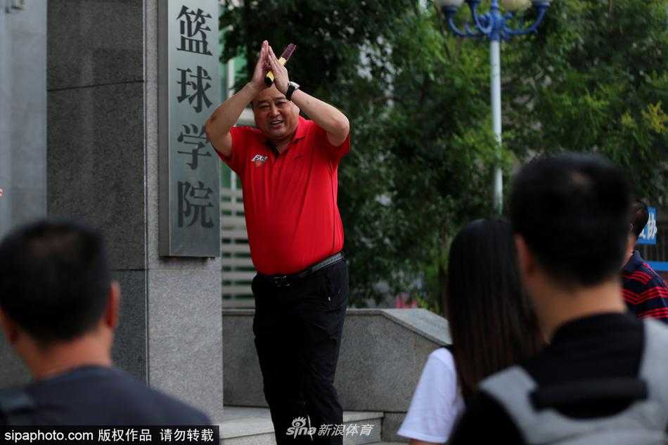 探访篮球奇才周琦的摇篮:阜新那座孕育梦想的篮球学校 校长李明的办公室里,书柜上整齐摆放着各类篮球战术书籍和多年带队获得的奖杯,桌上一张他与少年周琦的合影被擦拭得一尘不染,阳光恰好洒在相框上,折射出温暖的光芒。