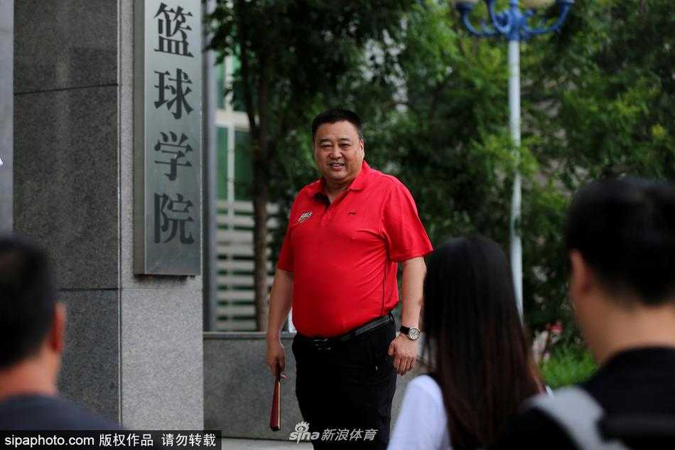 探访篮球奇才周琦的摇篮:阜新那座孕育梦想的篮球学校 略显陈旧的训练馆角落,摆放着一排排训练用的篮球,皮面已被无数次拍打磨得光滑发亮,背景是墙上悬挂的“从这里起飞”红色横幅,仿佛在默默记录着无数少年从这里走向全国赛场的足迹。